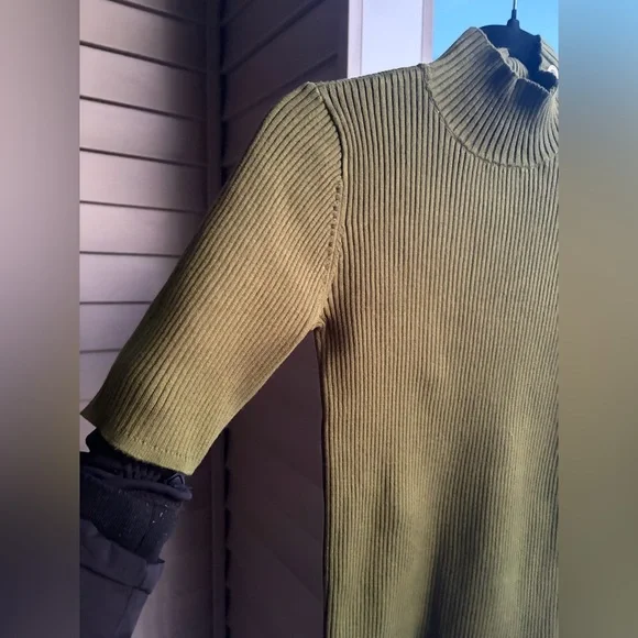 🆕 Elie Tahari Olive Green Ribbed Knit Top Gold Button Detail Short Sleeve Size M - Picture 5 of 13